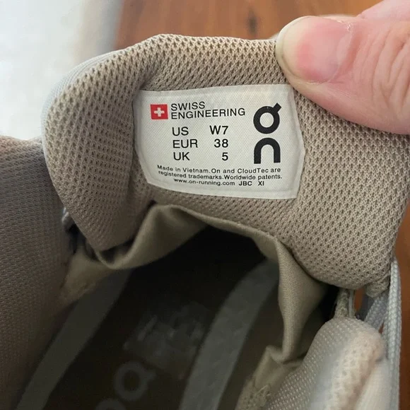 ON CLOUDROCK MID WATERPROOF HIKERS - Picture 3 of 5